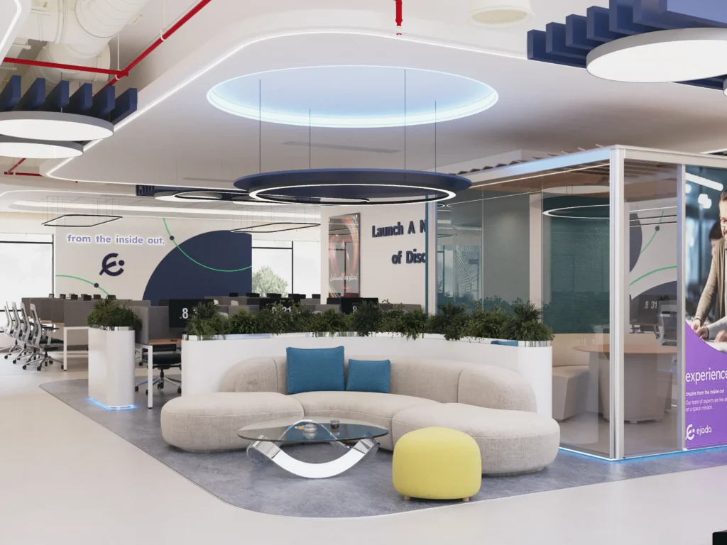 تصميم داخلي لشركة إجادة تشمل مساحة عمل مغلقة ومساحة عمل مشتركة وأريكة إنتظار