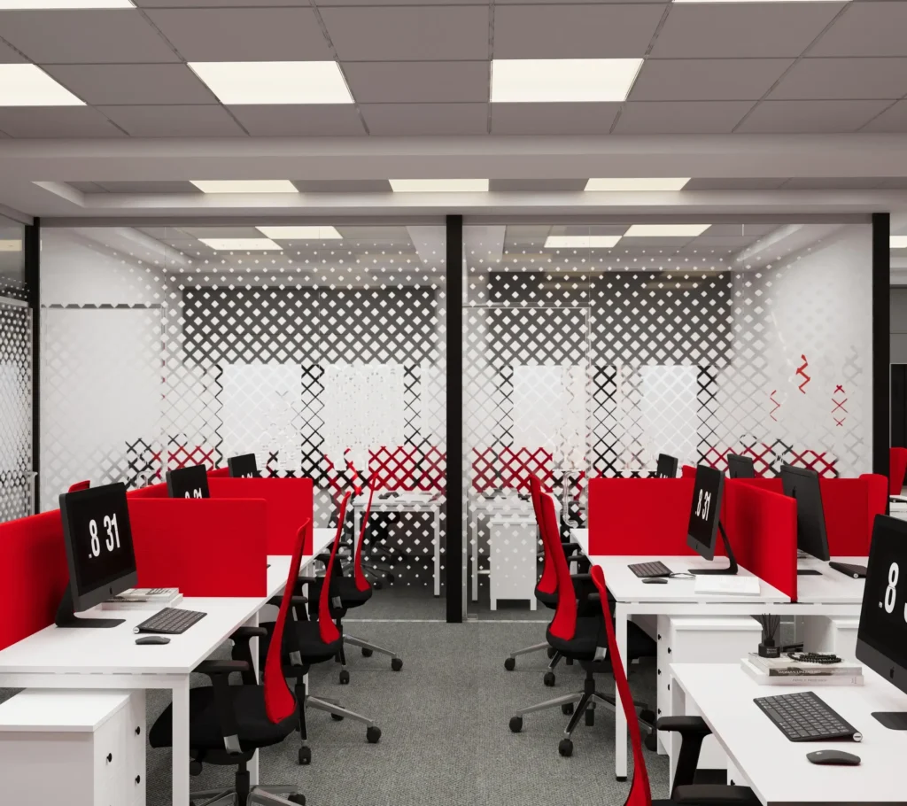 تصميم مكاتب عمل جماعية بفواصل حديثة يوفر خصوصية جزئية وتنظيم فعال لمساحات العمل داخل الشركات